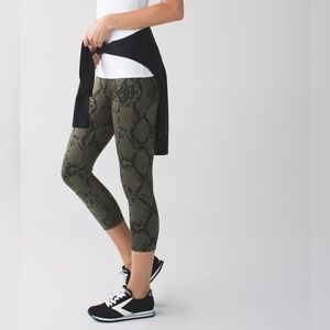 Lululemon Wonder Under Cropped Leggings luon 8 Olive Green Abstract Snake Print